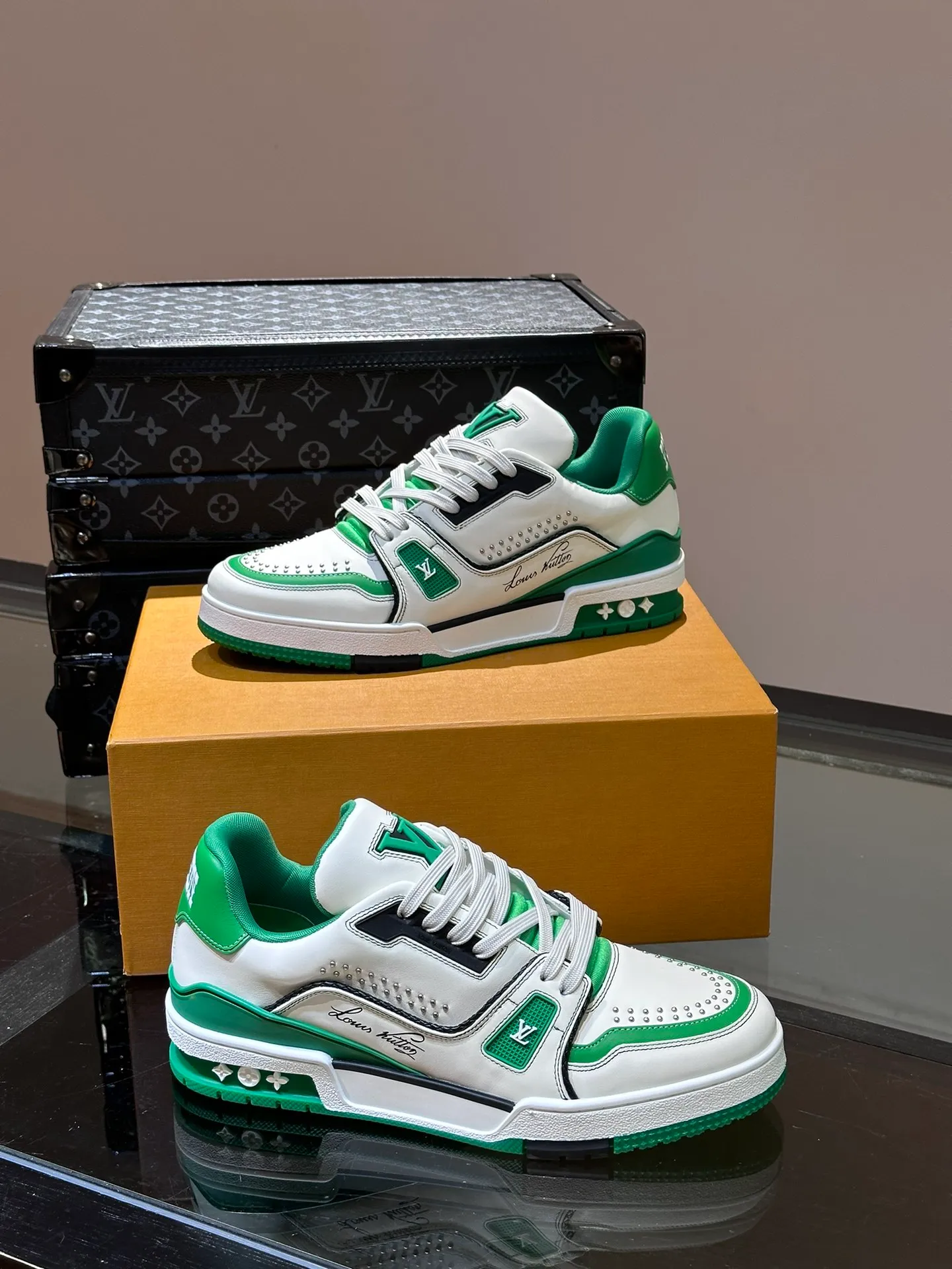 LV P840 men's sneakers, new colors, this LV Trainer sneaker is made of grained calf leather in colorful tones, with rivet decoration on the upper and handwritten Louis Vuitton logo on the side, which contrasts with the western-style Vuitton logo on the rear. The original construction was designed by Virgil Abloh and is inspired by vintage basketball shoes. Continuing the complex upper, the rubber-injected rubber outsole continues the iconic elements, with LV letters on the tongue and sides, Vuitton logo on the rear, Monogram flowers on the outsole, handwritten Louis Vuitton logo on the side, and standard insoles to continue the comfort experience. Comes with original box and complete packaging. Size: 38-46.